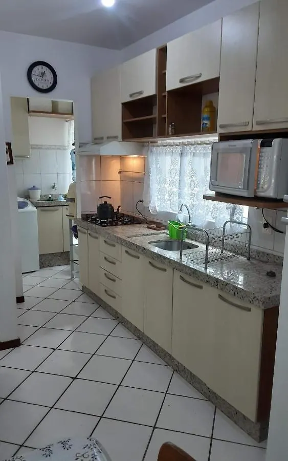 Residencial Costumes Brasileiras Canario Bombinhas